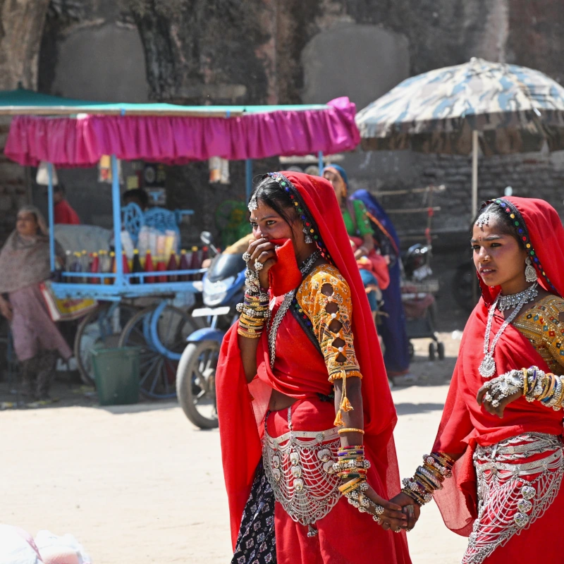 Festival Kawant pendant la célébration de Holi, circuit hors des sentiers battus au Gujarat, marché animé et traditions tribales.