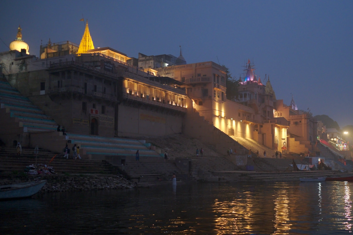 Masaan Holi, een spirituele en indrukwekkende viering in Varanasi, waar het kleurenfestival samenkomt met crematierituelen op de heilige ghats van de Ganges.