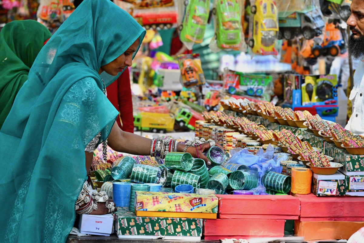 Marché tribal au Gujarat avant le festival Kawant.