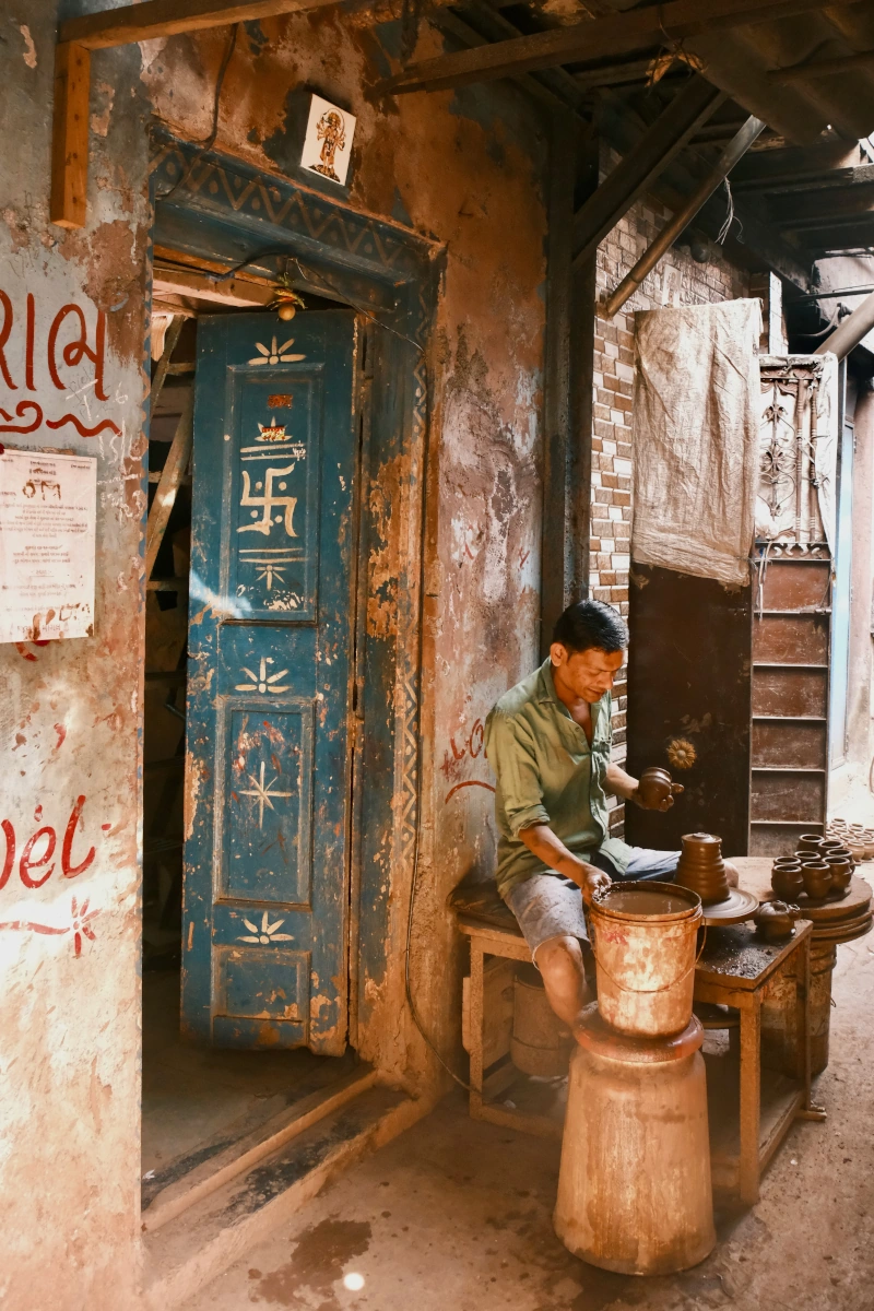 Homme au travail dans la slum de Dharavi, Mumbai. Circuit authentique avec Heart of India Travel.