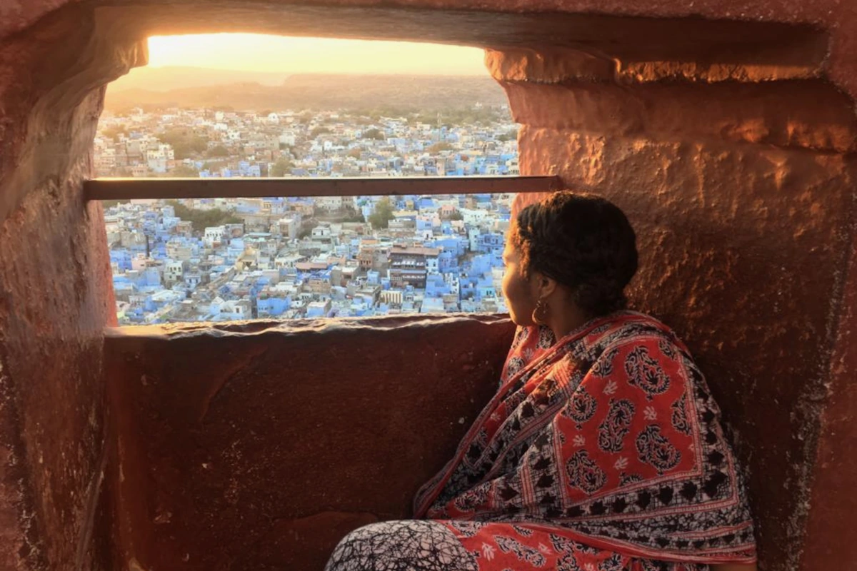 Femme locale profitant du coucher de soleil depuis le Fort Neherengarh à Jodhpur (UNESCO) 