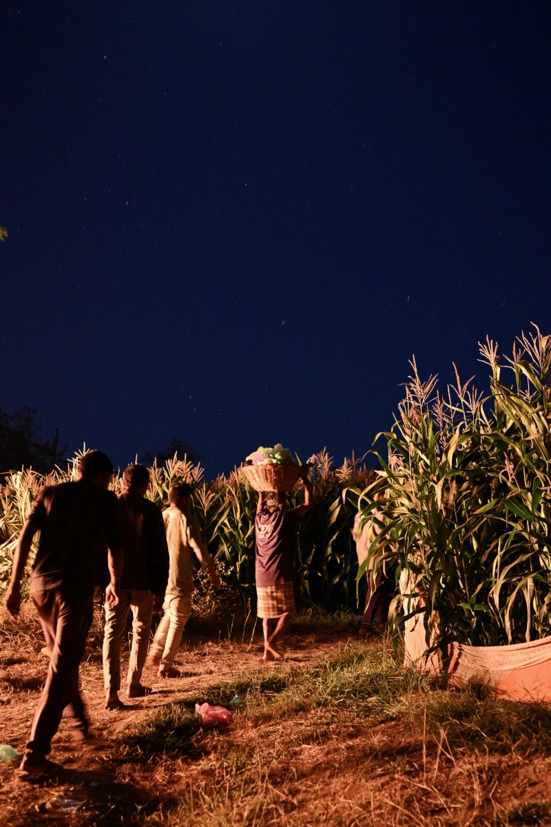 Rituel religieux du soir pendant la fête Holi à Chhota Udepur. Circuit authentique avec Heart of India Travel.