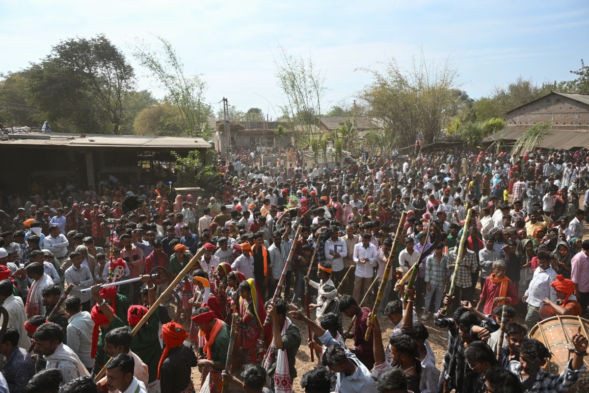 Fête tribale Holi au Kavant Fair, Gujarat. Expérience authentique avec Heart of India Travel.