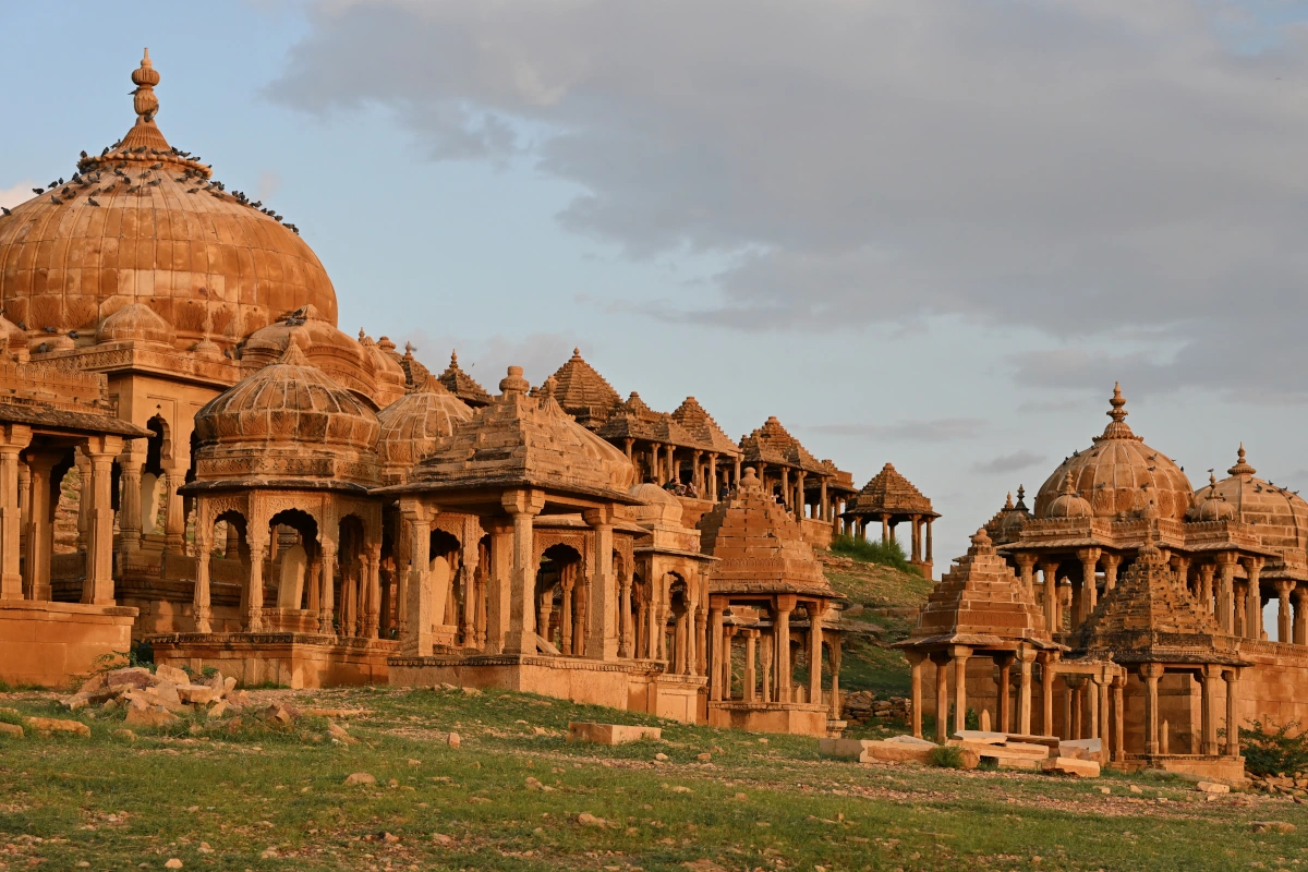 Coucher du soleil sur les cénotaphes de Bada Bagh à Jaisalmer, un hommage aux maharajas du Rajasthan. 