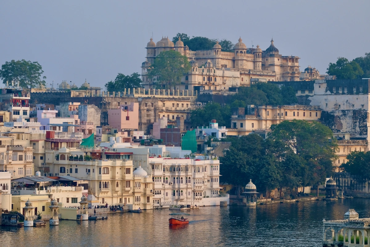 Balade en bateau sur le lac Picola à Udaipur, la « Venise de l’Inde », entourée d’architecture patrimoniale. 