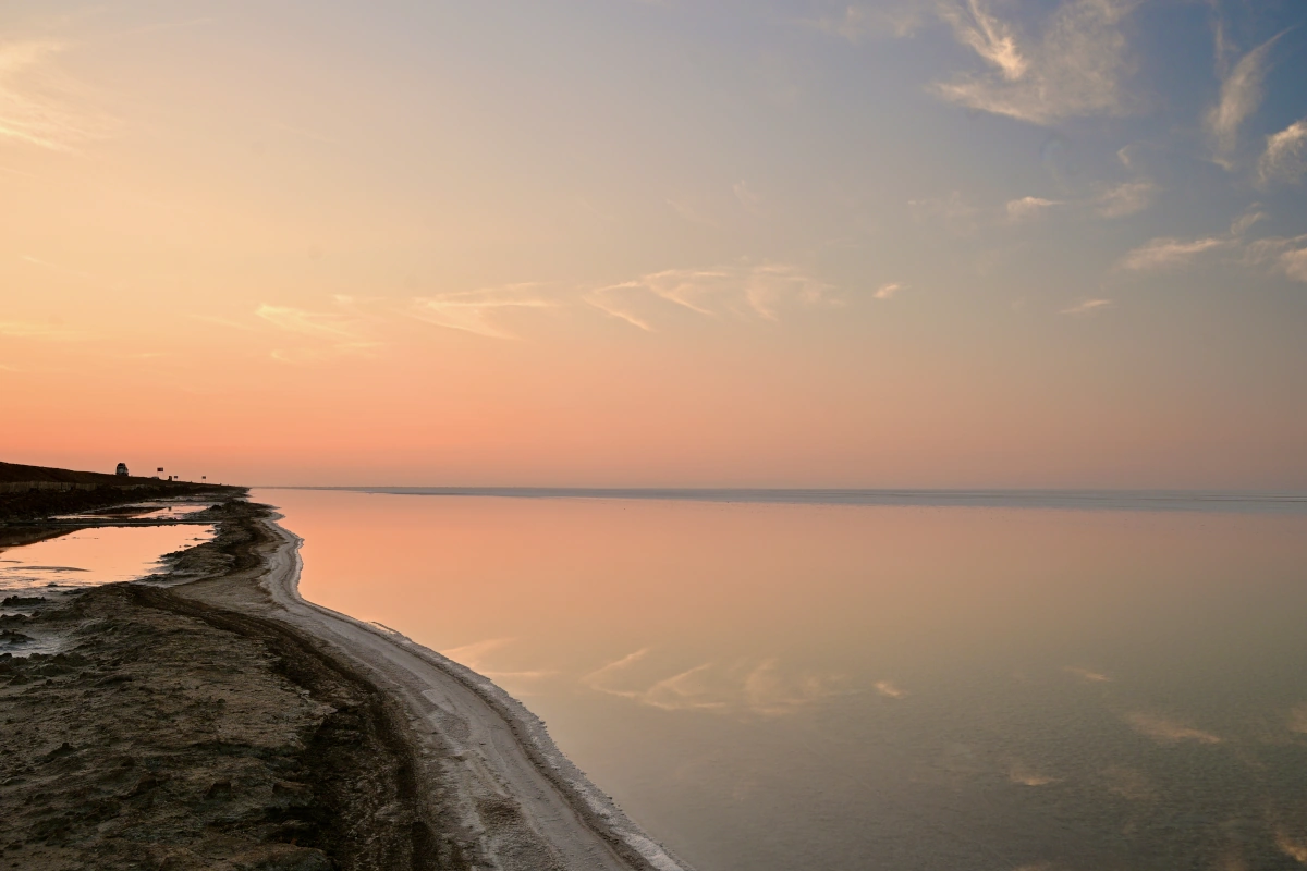 Schilderachtige 'Road to Heaven'-rit nabij Dholavira in de Little Rann of Kutch-zoutvlakte, met uitzicht op de grootste zoutvlakte van India en de lokale fauna, Gujarat, India.