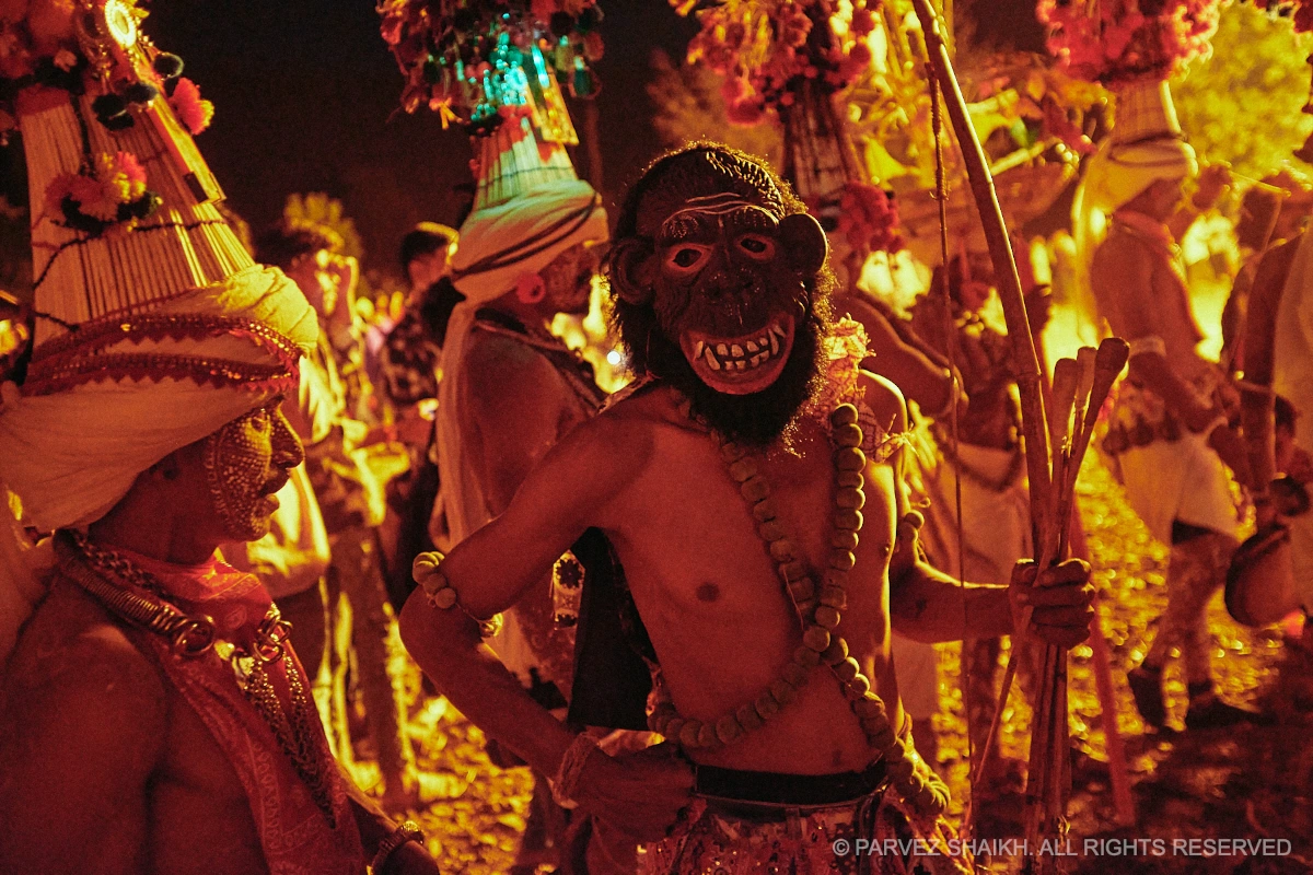 Tribale dorpelingen rondom een brandende Holika Dahan-vlam, zingend en kleurrijk gekleed tijdens de Holi-avond.