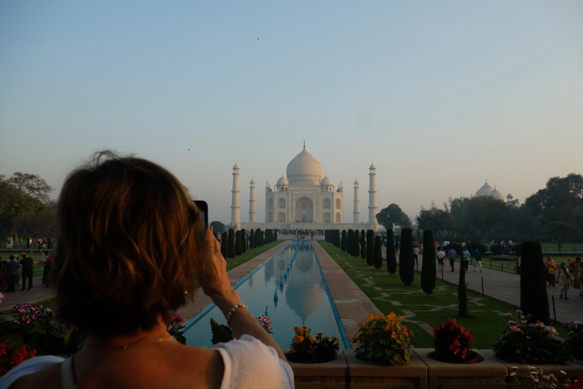 Laddu Holi à Barsana – rituel joyeux où des bonbons (laddu) sont lancés pour célébrer l'amour divin de Radha et Krishna