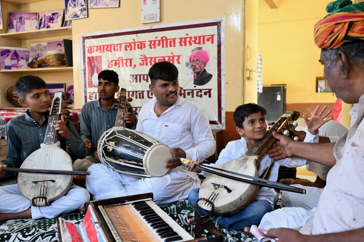 Rathwa-dorpsbewoner brengt ceremoniële gezichtsverf aan voorafgaand aan een spirituele dans in India.