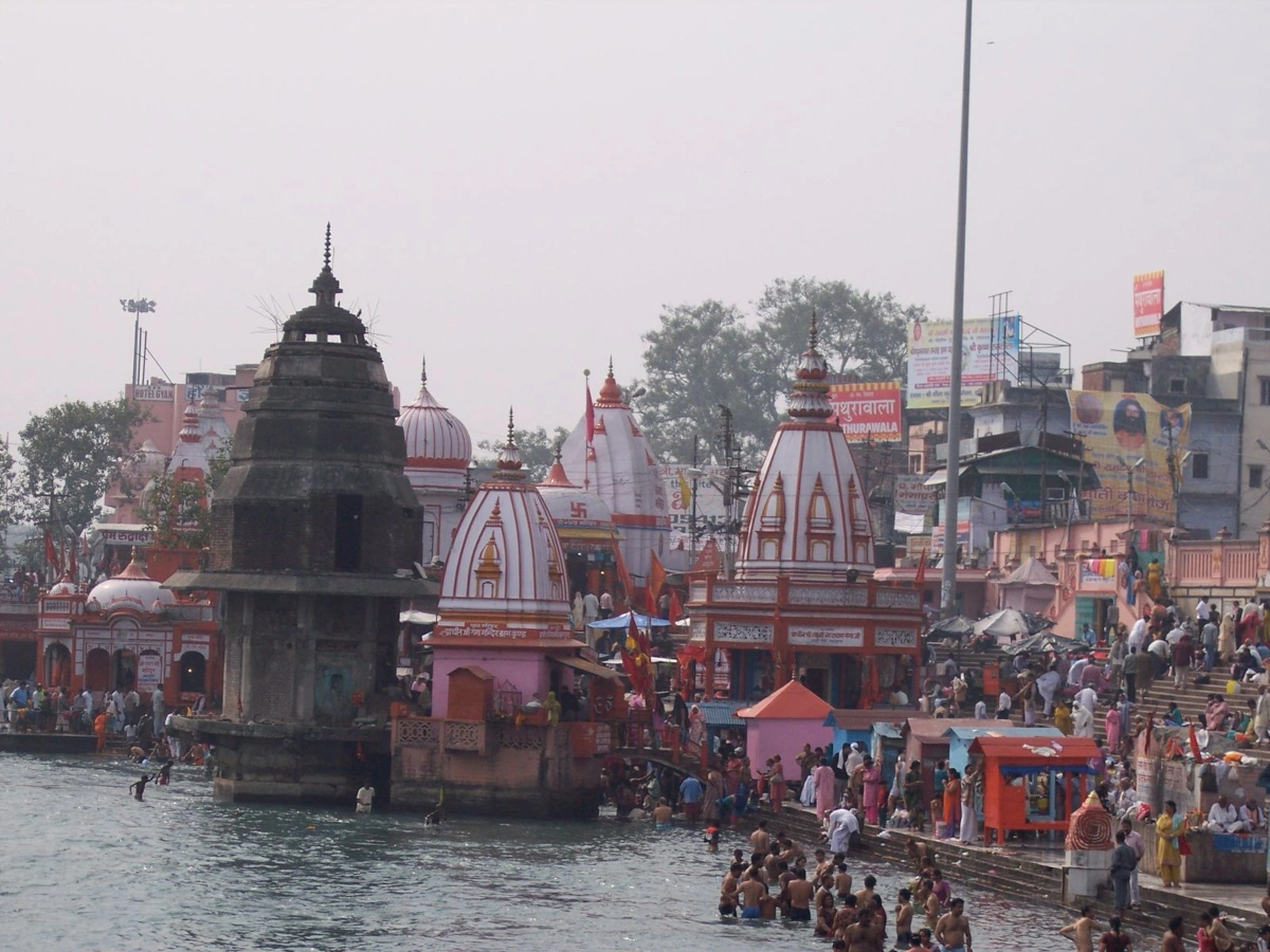 Rathwa-dorpsbewoner brengt ceremoniële gezichtsverf aan voorafgaand aan een spirituele dans in India.
